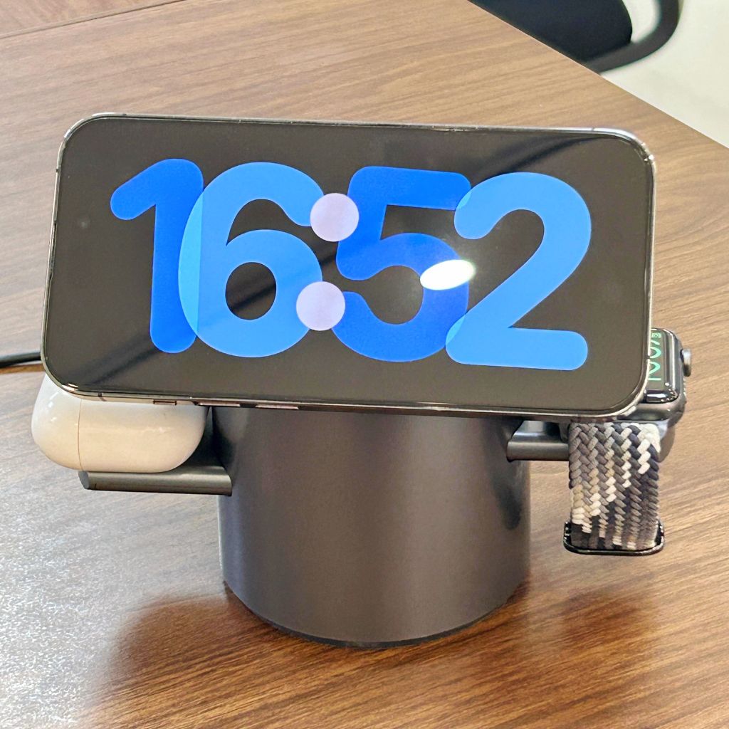 3-in-1 Magnetic Charger with Qi2 & Auto-Rotation for Apple