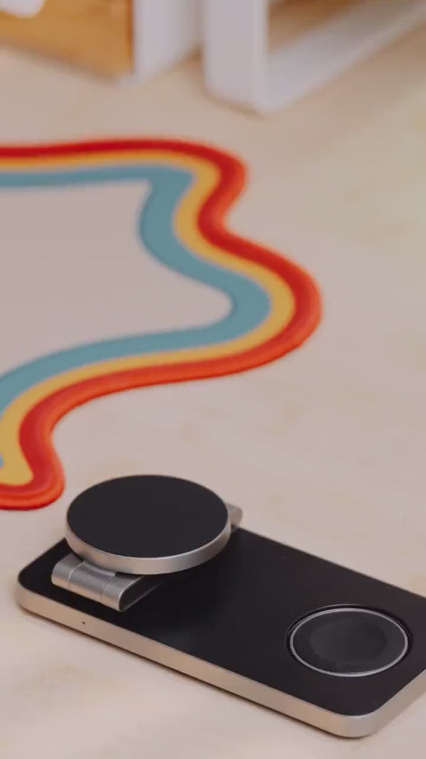 MagFold Base in upright 3-in-1 charging mode